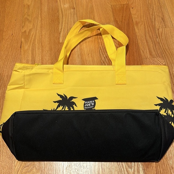 Yellow Trader Joe’s insulated bag - Picture 4 of 6